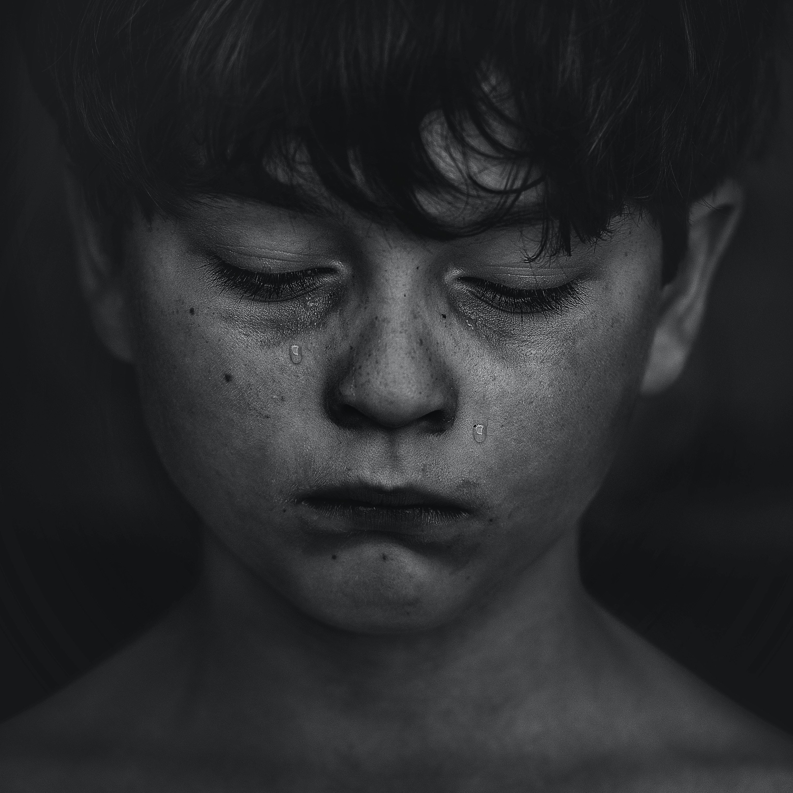 Un giovanissimo in lacrime, dopo essere stato bullizzato