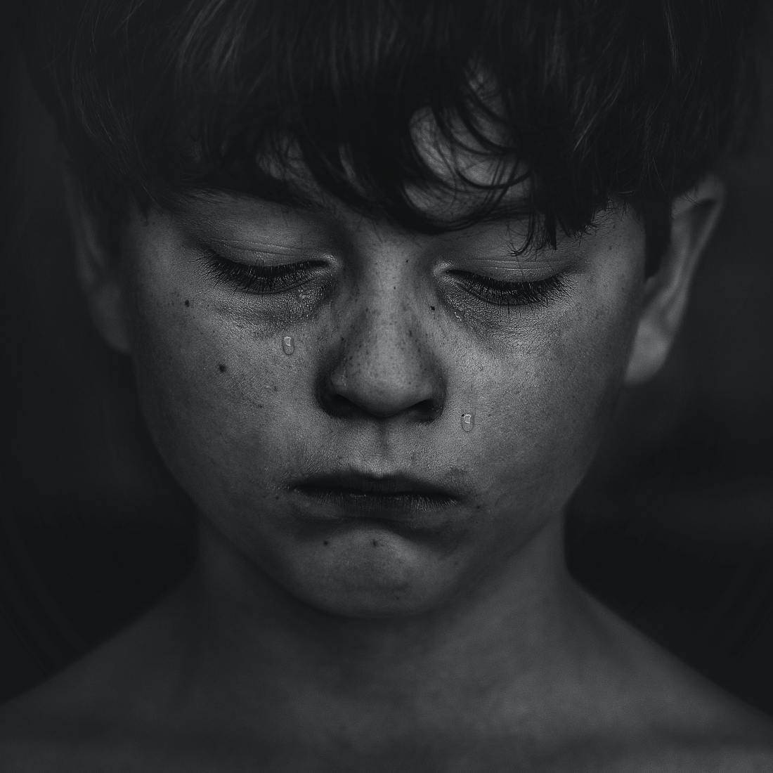 Un giovanissimo in lacrime, dopo essere stato bullizzato